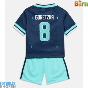 Billiga Tyskland Leon Goretzka #8 Bortatröja Barn VM 2026 Kortärmad (+ Korta byxor)